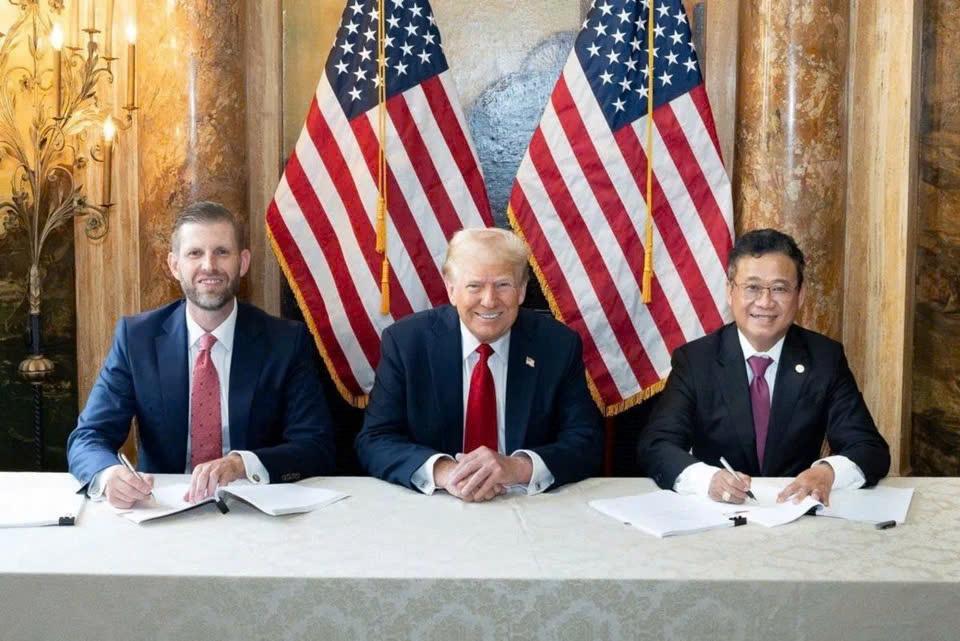 Eric Trump, Phó chủ tịch điều hành The Trump Organization và Chủ tịch KBC Đặng Thành Tâm ký thỏa thuận hợp tác dưới sự chứng kiến của ông Donald Trump ngày 25/9 tại Florida, Mỹ. Ảnh: KBC.
